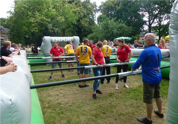 Beim „Menschen-Kicker-Fußballturnier“ hatten neben den Spielern auch die Zuschauer großen Spaß. Foto: privat