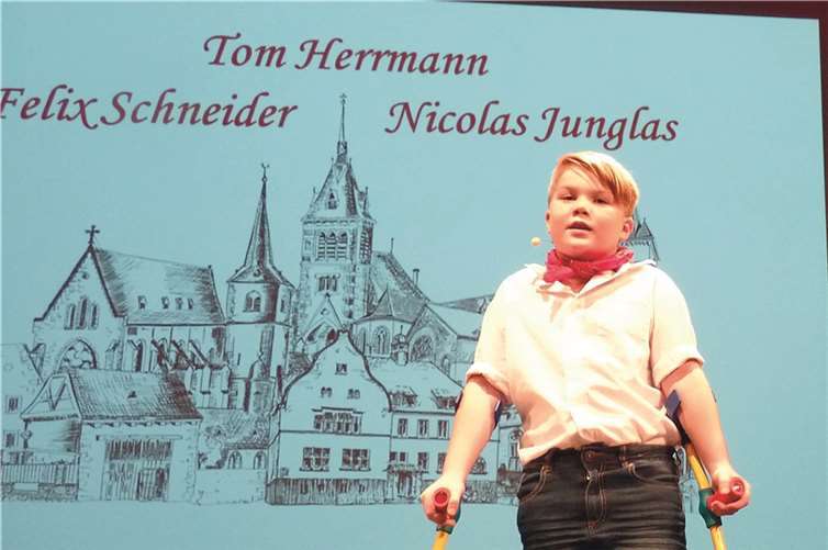 Beim Mundartabend wurde ausschließlich Mennijer Platt gesprochen. Einer der Stars: Der achtjährige Tom Herrmann, der trotz Verletzung auf der Bühne stand.
