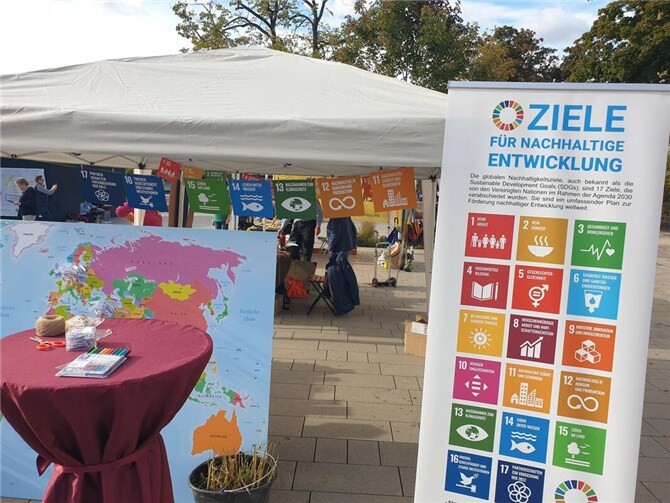 Beim Nachhaltigkeitsforum auf dem Marktplatz konnten sich Interessierte über den Fairen Handel informieren.  Foto: Alena Borhardt