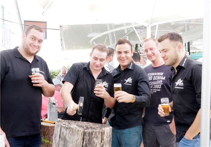 Beim Nägel Einschlagen wurde sonntags schon für das Hahne Köppen am Montag geübt.Foto: SES