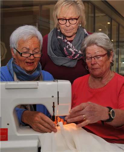 Beim Nähtreff kann jeder, der Lust und Laune hat, vorbeikommen und mitmachen.Foto: Stadt Andernach/Maurer