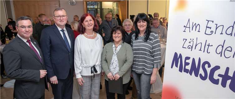 Beim Neujahrsempfang begrüßten (v. l.) Kreisbeigeordneter Horst Gies, Bürgermeister Achim Juchem, Vereinsvorsitzende Ulrike Dobrowolny, Koordinatorin Sabine Schonscheck und Hospiz-Leiterin Yasmin Brost die Besucher. Fotos: JOST