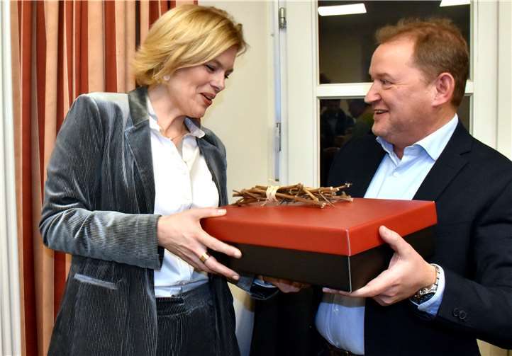Mit 70 Traktoren zum Neujahrsempfang Beim Neujahrsempfang dankte Volker Berg der Ministerin mit einem Geschenk.