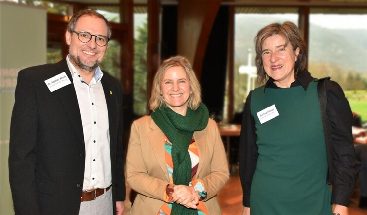 Beim Neujahrsempfang der GRÜNEN im Kreis Ahrweiler: Dr. Andreas Resch (Direktkandidat WK 14 und Sprecher GRÜNE KV Ahrweiler), Ministerin Katrin Eder (Spitzenkandidatin der GRÜNEN in RLP) und Bettina Fellmer (Direktkandidatin WK 13) (v.l.n.r.).  Foto: Jutta Dietz