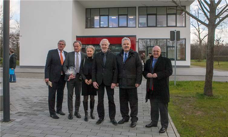 Beim Neujahrsempfang der Hochschule Bonn-Rhein-Sieg präsentierte Hochschul-Präsident Professor Dr. Hartmut Ihne (Zweiter von links) den elf Millionen Euro teuren Neubau unter anderem Landrat Sebastian Schuster (links) und Bürgermeister Stefan Raetz (Zweiter von rechts).JOST