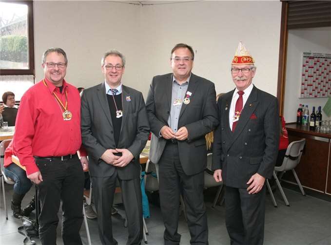 Beim Neujahrsempfang der KG „Jeckige Globistere“ Waldorf konnte KG-Vorsitzender Arnold Mehren besonders Ortsbürgermeister Hans Dieter Felten, Bürgermeister Bernd Weidenbach und RKK-Vizepräsident Willi Fuhrmann (von links) begrüßen.WER