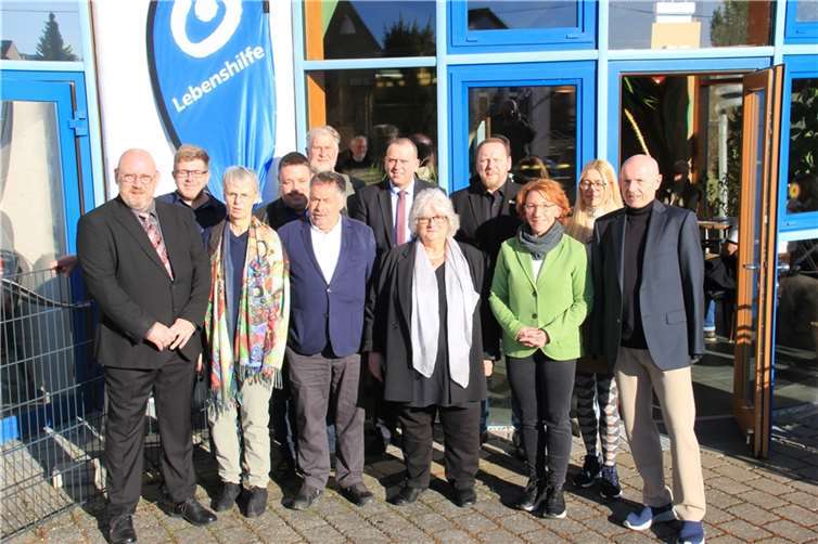 Beim Neujahrsempfang der Lebenshilfe: Kreisvorsitzender Ulrich van Bebber (re.) mit Ehrengästen.  Foto: GS