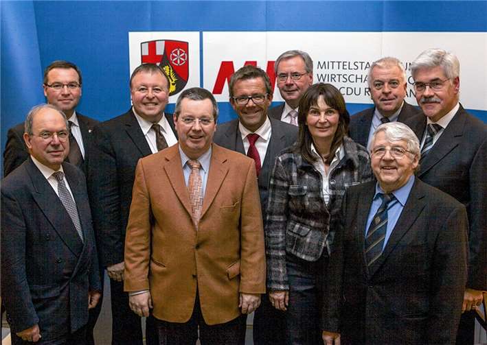 Beim Neujahrsempfang der Mittelstands- und Wirtschaftsvereinigung der CDU im Weingut Kloster Marienthal gab Gastredner Stephan Eisel (Vierter von links) Tipps für die bevorstehende Bundestagswahl. -VJ-