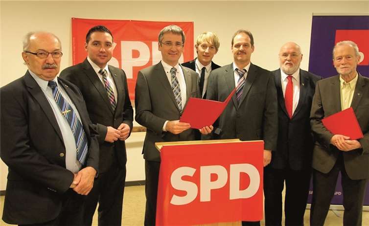 Beim Neujahrsempfang der SPD Untermosel ließ es sich Hendrik Hering, der Vorsitzende der SPD-Landtagsfraktion, nicht nehmen, verdiente Mitglieder zu ehren; (v.l.) Franz-Josef Nisius, MdL Benedikt Oster, MdL Hendrik Hering, MdL Marc Ruland, OV-Vorsitzender Werner Scherrer, MdL Dieter Klöckner und Dr. Günter Schellhaas. privat