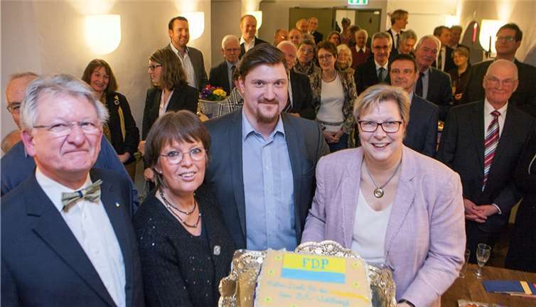 Beim Neujahrsempfang der Swisttaler FDP im Zenithof Odendorf überreichte Bürgermeisterin Peter Kalkbrenner (rechts) eine Torte als Dank für die Unterstützung des Wahlkampfes an (von links) Dr. Karl-Heinz Alberty, Monika Wolf-Umhauer und Sascha Seniuk.