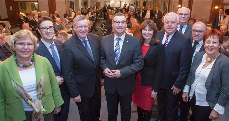 Beim Neujahrsempfang des CDU-Kreisverbandes Ahrweiler begrüßte der Kreisvorsitzende Horst Gies (Mitte) unter anderen (von links) die Stadtbürgermeisterin Gabriele Hermann-Lersch, seinen Stellvertreter Tino Hackenbruch, den Kreistagsfraktionsvorsitzenden Karl-Heinz Sundheimer, die Bundestagsabgeordnete Mechthild Heil, den Landtagsabgeordneten Guido Ernst sowie die Kreis-Vorstandsmitglieder Klaus Schneider, Michael Schneider und Ingrid Näkel-Surges.Jost