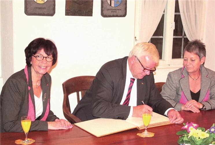 Beim Neujahrsempfang trug sich Ehrengast Michael Fuchs in das Goldene Buch des Ortes ein. DL