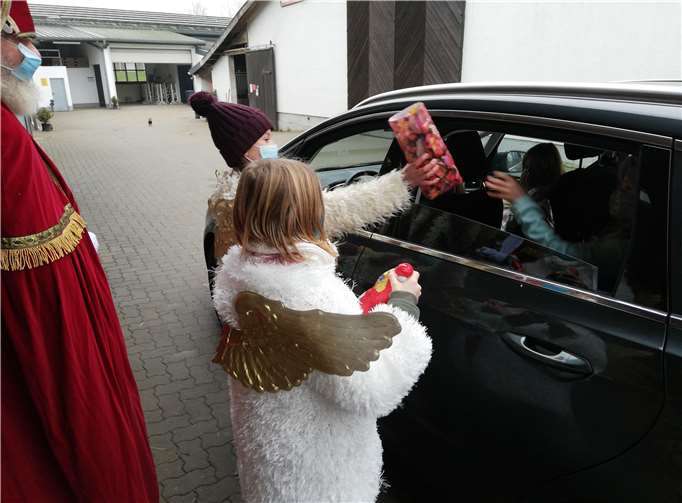 Beim Nikolauskorso gab es Weihnachtstüten to go.