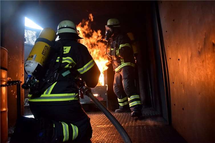 Beim Öffnen der Klappe eines brennenden Motors schlagen kurzzeitig Flammen gegen den Körper.