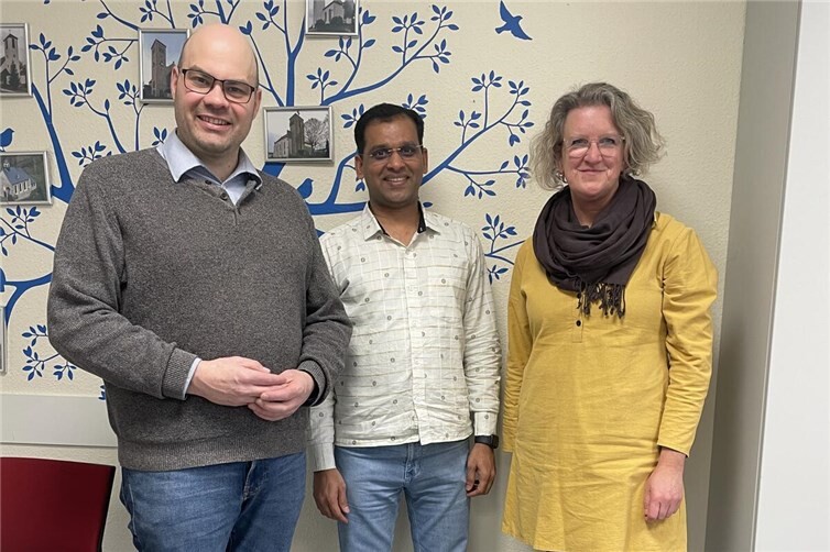 Beim Ökumenischen Austausch im Pfarrhaus Höhr-Grenzhausen spricht Thomas Heinemann-Hildner über Kirche, Gemeinschaft und gesellschaftlichen Zusammenhalt.