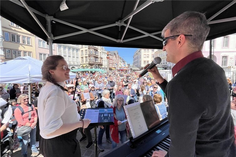 Beim Offenen Singen mit Juliane Kathary, Regionalkantorin in Koblenz, und Regionalkantor Lukas Stollhof in Oberwesel, hallten hunderte Stimmen über den Hauptmarkt.