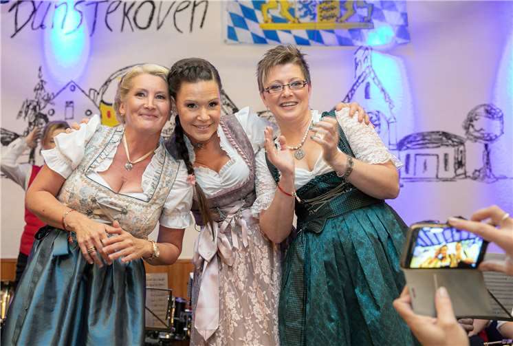 Beim Oktoberfest der Karnevalsgesellschaft „Freundschaftsbund“ Dünstekoven wurde das designierte Damendreigestirn vorgestellt mit (von links) Jungfrau Marita I. (Bauer), Prinz Yvonne I. (Pax) und Bauer Annette I. (Kirschbaum).