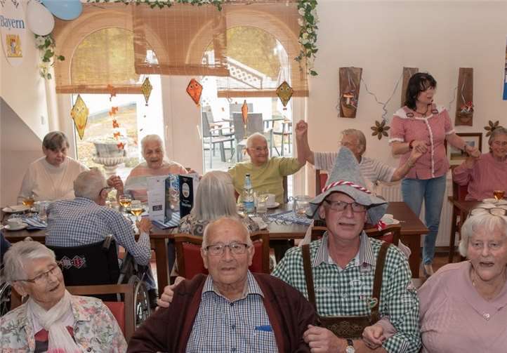 Beim Oktoberfest zeigten die Senioren der Villa Romantica, dass zünftiges Feiern auch im hohen Alter noch geht. privat
