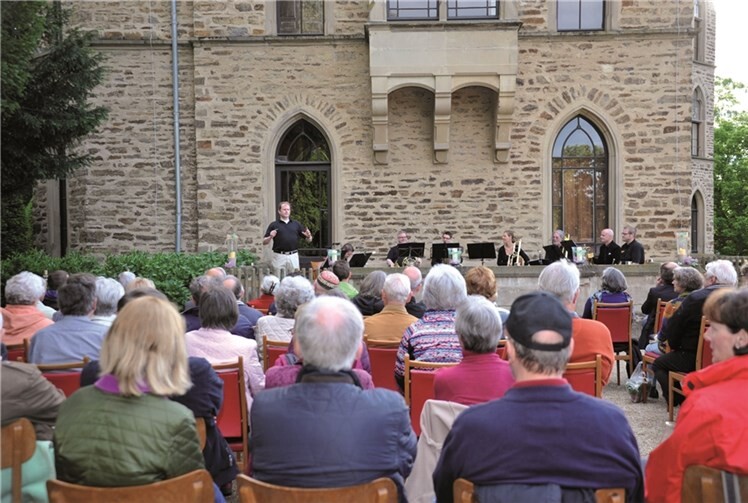 Beim Open-Air-Konzert im Sinziger Schlosspark waren viele Besucher gekommen und lauschten den Klängen der Turmbläser. -RÜ-