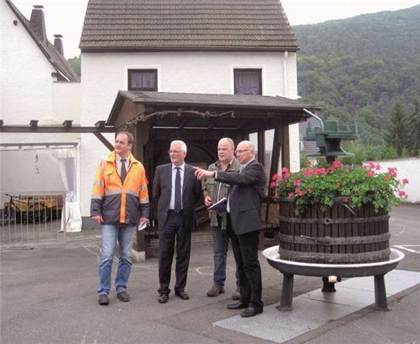 Beim Ortsrundgang gab es Einiges zu besprechen. privat