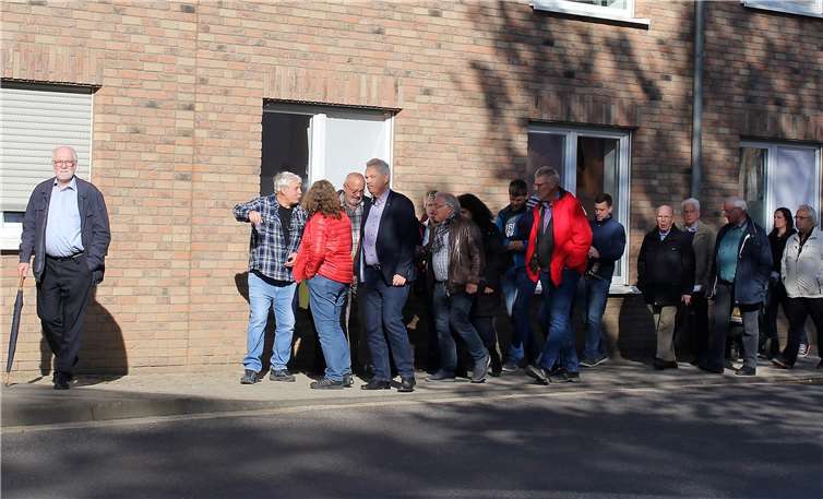 Beim Ortsrundgang wurden verschiedene Themen erörtert.