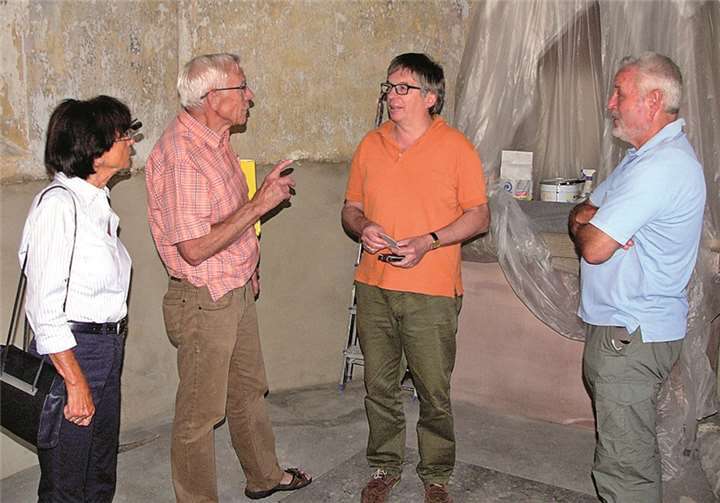 Beim Ortstermin v. l.: Ortrun Backes, Paulheinz Backes (1. Vorsitzender Kapellenverein), Dr. Weiner (Amt für kirchliche Denkmalpflege Trier), Erich Jung (Kassierer des Kapellenvereins).Eduard Brust