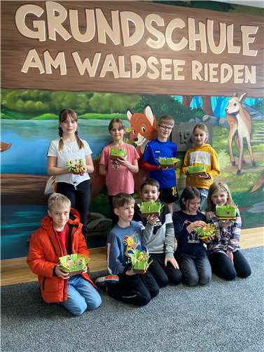 Beim Osterbacken wurden Schafkekse gebacken und Osterkörbchen gebastelt.