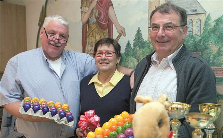 Beim Ostereierschießen in Villip verteilte neben Brudermeister Thomas Köhler (links) auch Bezirkskaiser Severin Schmitz und seine Frau Luise die Ostereier an die Gewinner.- VJ -