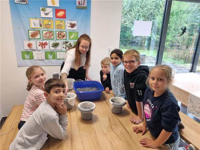 Beim Papierschöpfen konnten die Kinder lernen, wie aus Altpapier neues Papier hergestellt wird.Foto: Andrea Berkholz