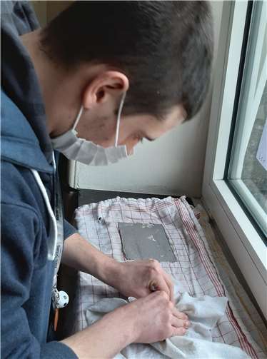 Beim Papierschöpfen muss man sorgfältig vorgehen.