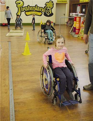 Beim Parcours für Rollstuhlfahrer konnten sich auch nicht behinderte Kinder im Rollstuhlfahren ausprobieren. Privat
