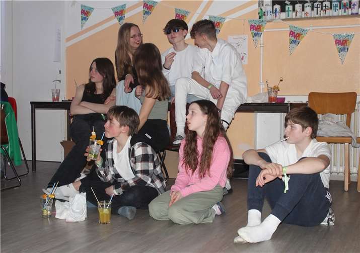 Beim Partyabend mit Karaoke und Disco waren alle mit Cocktails und Süßigkeiten versorgt. Foto: Helga Klein