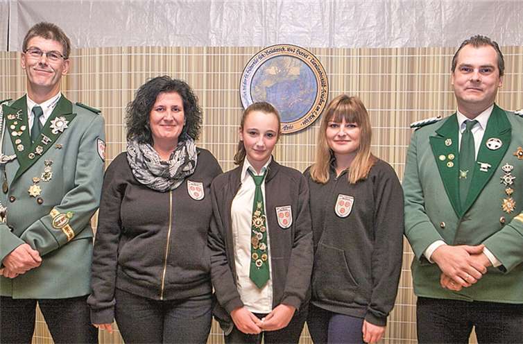 Beim Patronatsfest ermittelte der Sportschützenverein Buschhoven seine neuen Majestäten (v.l.): Schützenkönig wurde Peter Josef Wolff, Schützenliesel ist Tanja Dietzsch, Schülerprinzessin ist Vivian Wolf und Jungschützenprinzessin Julia Overkamp. Der Vorsitzende Marcus Meyer (r.) freute sich mit den Schützen.JOST