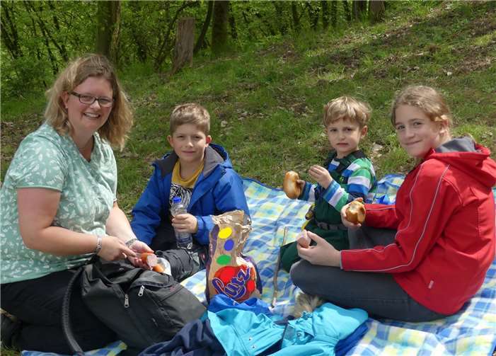 Beim Picknick mit der Mama mundet auch demNachwuchs die leckere Fleischwurst mit Brötchen.