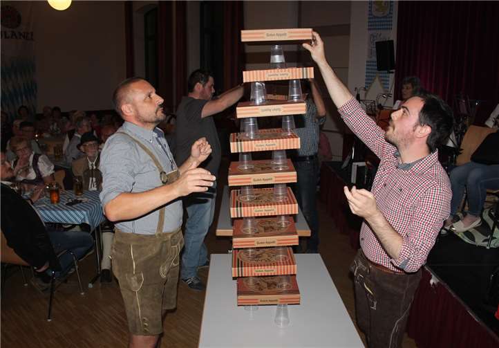 Beim Pizzakartonstapeln war Geschicklichkeit gefragt.