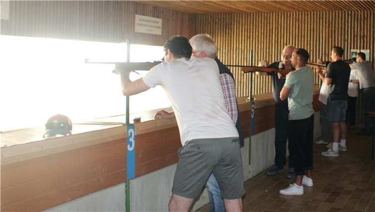 Beim Plättchen schießen wurde auf Sicherheit geachtet und jeder Teilnehmer erhielt eine genaue Anleitung in die Handhabung der Kleinkalibergewehre.