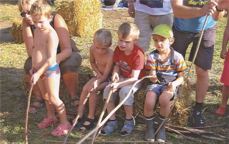 Beim Planschen und Matschen genossen die Kinder die letzten Sonnenstrahlen.  Privat