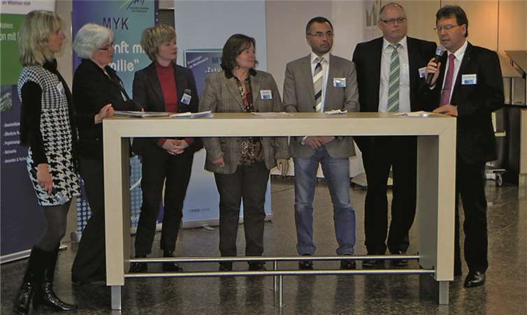Beim Podiumsgespräch berichteten Unternehmer und Netzwerkpartner des Landkreises von ihren Erfahrungen und Maßnahmen (von links Katrin Wolf, Uta Hemmerich-Bukowski, Stefanie Schneider, Birgit Hess, Abuzer Colak, Fred Strässer, Dr. Heinz-Peter Haupt).MKA