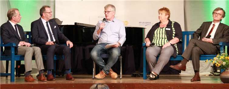 Beim Podiumsgespräch wurden verschiedenste Aspekte des Lebens von und mit älteren Menschen erörtert. Fotos:KBL