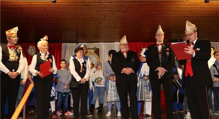 Beim Polterabend wurden zahlreiche Orden verteilt.Foto: privat