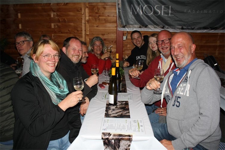 Beim Poltersdorfer Winzerhoffest ließen sich die begeisterten Besucher abermals die Gaumenfreuden aus den Weinkellern und Winzerküchen munden.