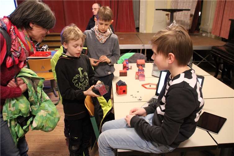 Beim Präsentationsabend des St. Joseph-Gymnasiums, der dem „Forschenden Lernen“ gewidmet war, boten rund 50 Schülerinnen und Schüler eindrucksvolle Einblicke in ihre Forschungsprojekte. Foto: privat