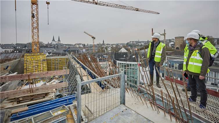 Beim Presserundgang durch den Rohbau zeigte Bürgermeister Richter-Hopprich den künftigen Ratssaal von oben - das Herzstück des Gebäudes. In wenigen Wochen wird an dieser Stelle der hohe Giebel stehen und die Gebäudehülle geschlossen sein.Foto: VG Montabaur / Olaf Nitz