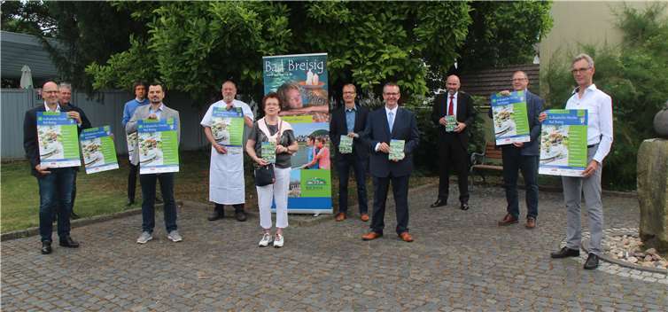 Beim Pressetermin zur „Kulinarischen Woche 2020“ mit den Verantwortlichen und den Sponsorenwurden die Werbemittel und alle Details zur Schlemmer-Aktion vorgestellt. Foto: KMI