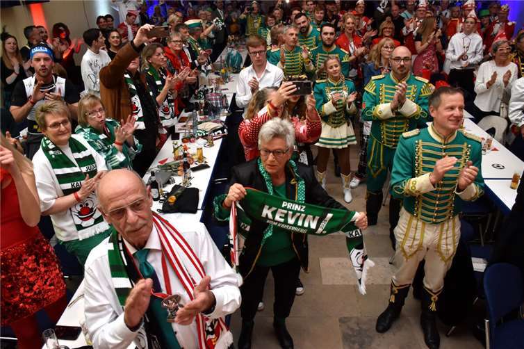 Beim Prinzenlied huldigten die Narren in der Stadthalle ihrem neuen Prinz Kevin.