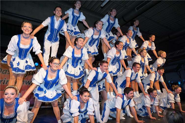 Beim Prinzenwiegen präsentieren die SWN immer Neues: Ein Tanzcorps, wie das aus Windhagen, wünschen sich die Neuwieder auch.Fotos: FF
