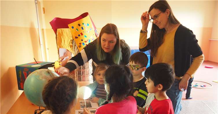 Beim Projekt zum Thema Weltall beschäftigten sich die Kinder im HadeKi auch mit dem Planet Erde. Fotos: Stadt Bendorf am Rhein