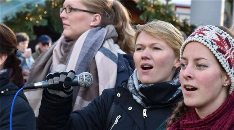 Beim Projektchor des Glaubensforums hatten Viktoria Patricia Christiansen rechts und Nelli Dück einen Solopart.