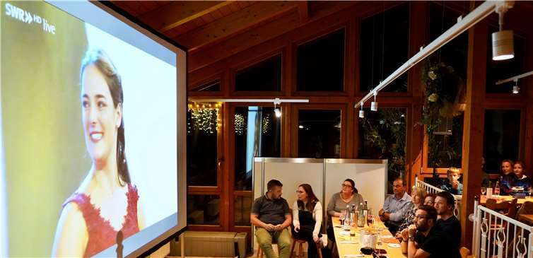 Beim Public Viewing drücken die Fans von Eva die Daumen.