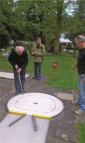 Beim Putten auf der Minigolfanlage v.l. Ehrenvorsitzender Klaus Wassong, Mannschaftsführer Josef Pfützenreuter und Gerhard OdenthalPrivat